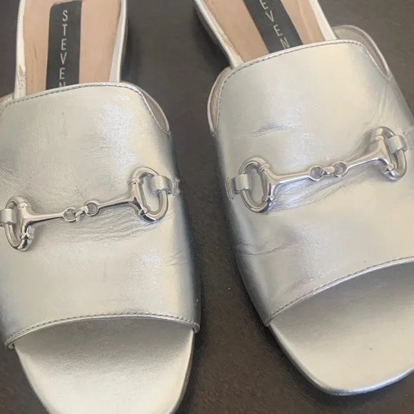 Steve Madden Metallic Silver Leather Horse Bit Mules. - Picture 3 of 10